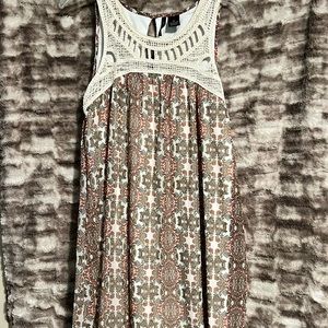 Sleeveless dress with crochet top